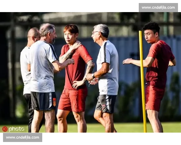 李磊 200 战获纪念球衣 与张稀哲 400 战传奇合影致敬队史